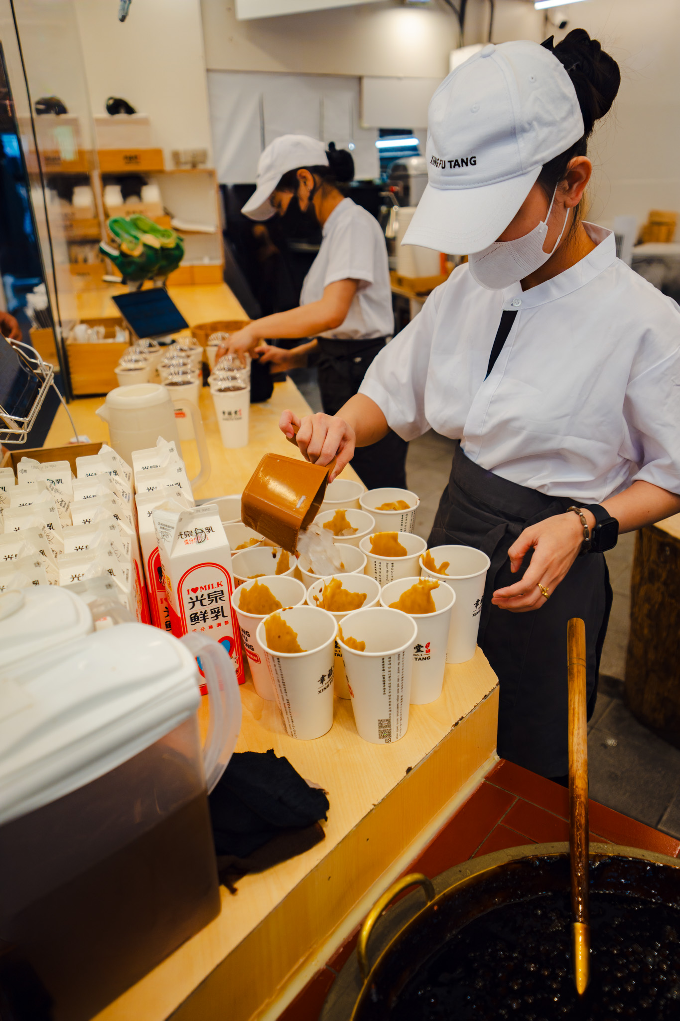 Xing Fu Tang staff pouring milk tea into cups
